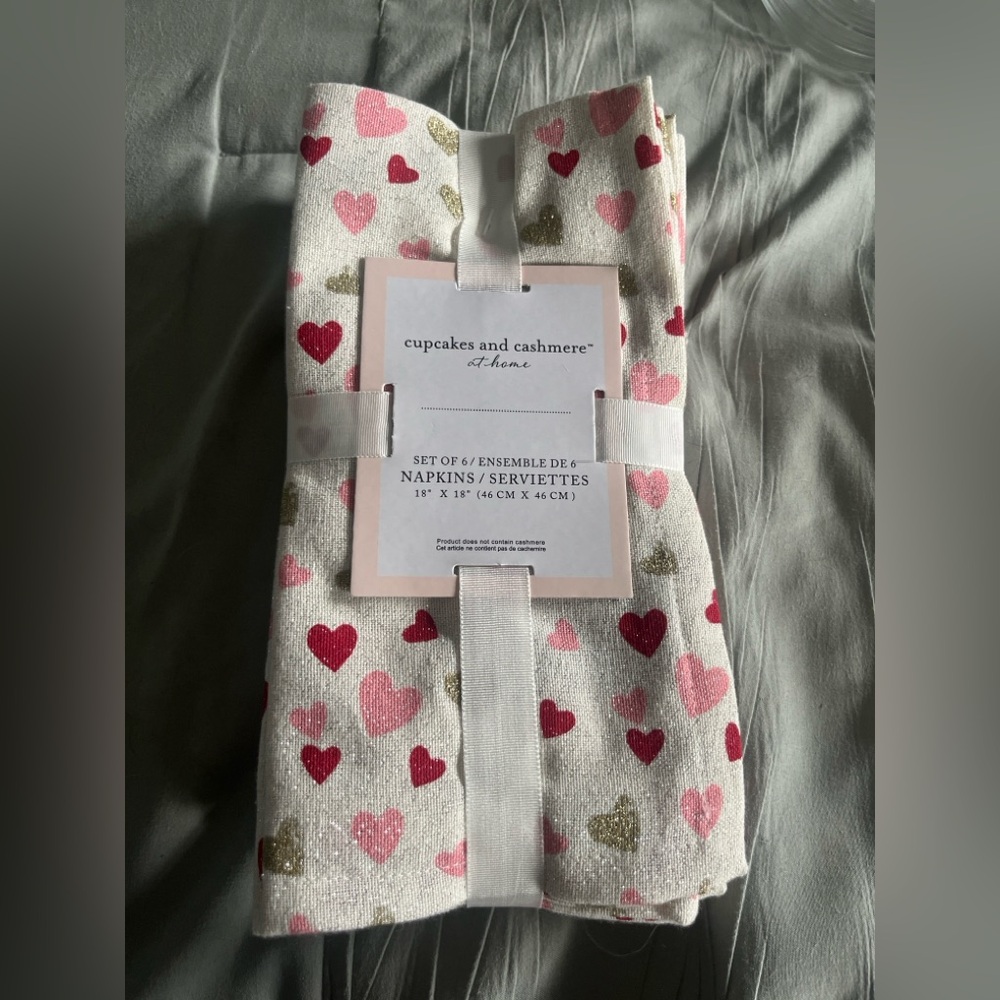 NWT Cupcakes & Cashmere at Home
set of Six Napkins